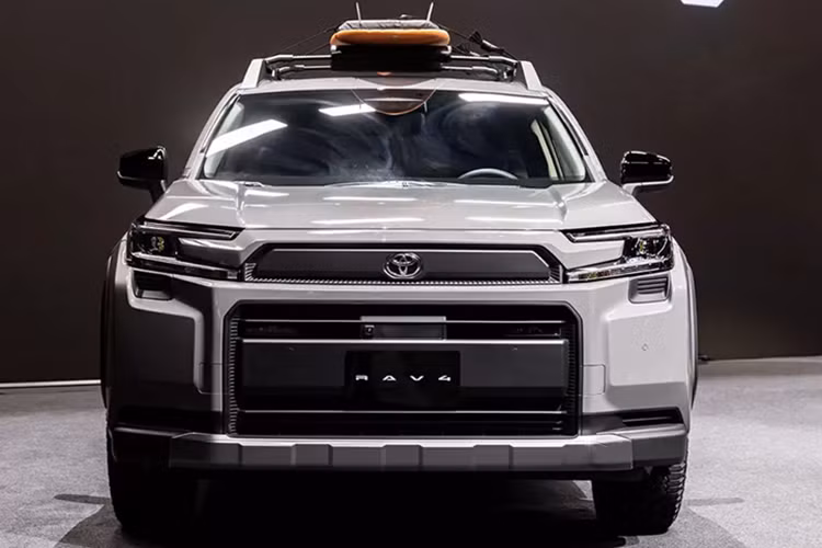 Nằm phía trên lưới tản nhiệt và giữa 2 cụm đèn pha là ốp dày dặn sơn màu tối, tích hợp logo của thương hiệu Toyota. Ở hai phong cách còn lại, logo của Toyota nằm ở vị trí cao hơn.