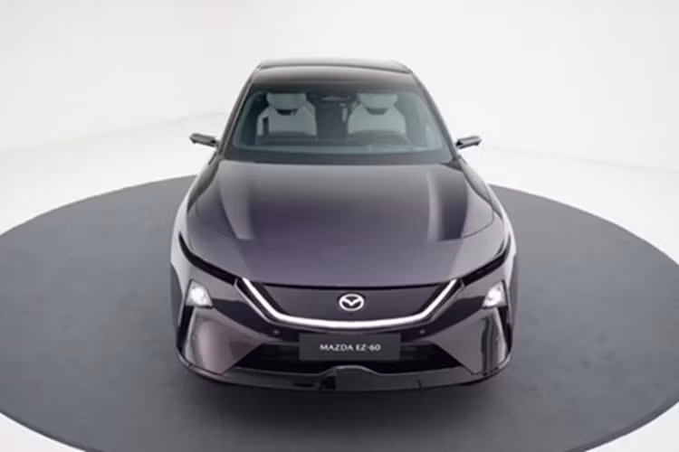 Mazda EZ-60 không chỉ thu hút nhờ diện mạo thể thao, trẻ trung mà còn nổi bật nhờ danh sách trang bị công nghệ phong phú, vốn thường chỉ xuất hiện ở các mẫu xe sang cao cấp. Mẫu SUV này được trang bị màn hình hiển thị kính lái HUD 3D kích thước lên tới 100 inch - một tính năng hiếm thấy trong phân khúc.