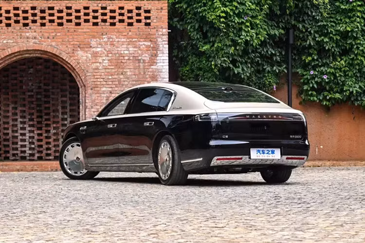 Tiếp theo đó là khóa xe kỹ thuật số “StarFlash” của Huawei, ra mắt cùng đồng hồ Huawei Watch 5. Khóa này có thể nhận diện người dùng từ khoảng cách 20 mét, mở khóa từ 3 mét và vẫn hoạt động chính xác khi người dùng thao tác gần xe như khi lấy hành lý.