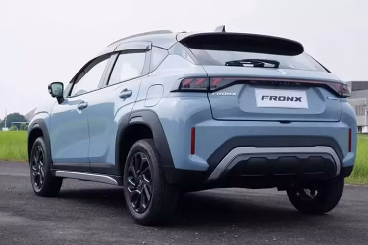 Suzuki Fronx sở hữu kích thước khá nhỏ với chiều dài 3.995 mm, chiều rộng 1.765 mm, chiều cao 1.550 mm và chiều dài cơ sở 2.520 mm. Bên cạnh đó, xe còn có bán kính quay đầu chỉ 4,8 m, được cho là nhỏ nhất trong phân khúc, giúp tân binh nhà Suzuki dễ dàng xoay xở trong điều kiện giao thông đông đúc ở đô thị.