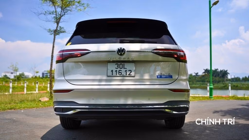 Phần đuôi xe Volkswagen Viloran thể hiện sự tinh tế và cân đối trong thiết kế. Cụm đèn hậu LED kéo dài, nối liền từ hai bên và tạo nên một đường nét thanh thoát, vừa hiện đại lại vừa sang trọng. Cản sau được thiết kế gọn gàng, với các chi tiết mạ chrome tinh xảo, giúp chiếc xe trông chắc chắn và đẳng cấp hơn.