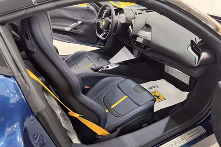 Ngay cả khi đang lái xe Ferrari SF90 Spider trên đường, tay chơi xe Cường Đô la cảm thấy trời quá đẹp vẫn có thể hạ mui để đón gió, mà không cần tấp xe vào lề đường, tuy nhiên, tốc độ tối đa của siêu xe mui trần lúc này phải đảm bảo dưới 50 km/h.