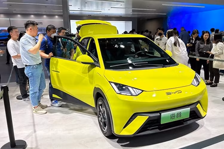 Công suất, phạm vi di chuyển và tốc độ sạc cũng khác nhau giữa các phiên bản. Theo đó, hai phiên bản Active và Boost đều sử dụng mô-tơ điện có công suất tối đa 87 mã lực. Tuy nhiên, bản Active rẻ hơn chỉ được trang bị pin LFP với dung lượng 30 kWh và tốc độ sạc tối đa 65 kW.