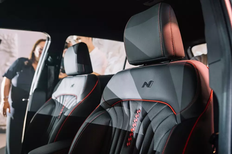 Trong khi đó, bản N Line sở hữu mâm hợp kim 18 inch hai tông màu với logo N, logo N Line quanh xe, cùm phanh sơn đỏ, cánh lướt gió lớn hơn, nội thất phối màu đen - đỏ tương phản và vô lăng thể thao ba chấu. Hầu hết các phiên bản của Hyundai Creta mới ở thị trường này đều dùng chung động cơ xăng Smartstream G 4 xi-lanh, dung tích 1.5L