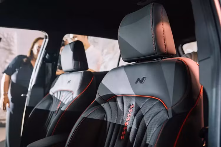 Trong khi đó, bản N Line sở hữu mâm hợp kim 18 inch hai tông màu với logo N, logo N Line quanh xe, cùm phanh sơn đỏ, cánh lướt gió lớn hơn, nội thất phối màu đen - đỏ tương phản và vô lăng thể thao ba chấu. Hầu hết các phiên bản của Hyundai Creta mới ở thị trường này đều dùng chung động cơ xăng Smartstream G 4 xi-lanh, dung tích 1.5L