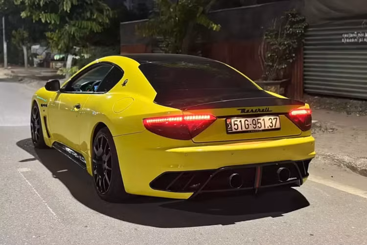 Động cơ kết hợp với hộp số tự động ZF 6 cấp, nhờ đó, chiếc xe thể thao hạng sang đến từ Ý mất khoảng thời gian 5,2 giây để tăng tốc lên 100 km/h từ vị trí xuất phát trước khi đạt vận tốc tối đa 285 km/h.