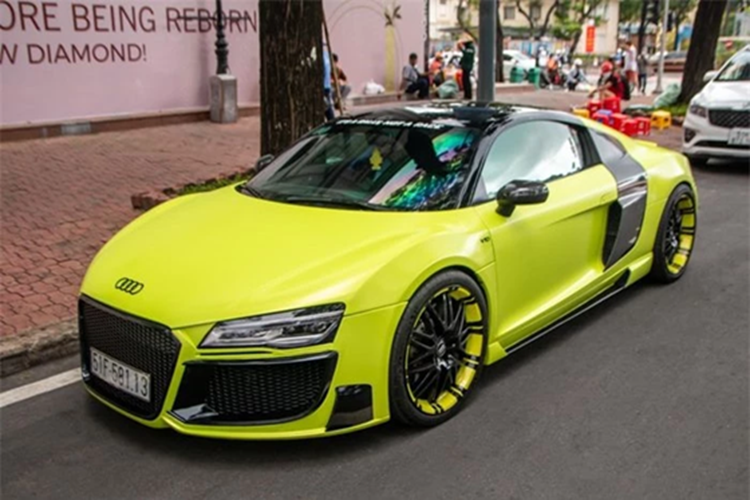Chiếc siêu xe Audi R8 độ body kit Regula này đã được chủ nhân nâng cấp lên bộ LED của phiên bản 2018 rất cá tính và bắt mắt. Bên cạnh đó là đèn hậu LED của xe cũng được thay mới.Các hốc gió trước được mở rộng ra vừa mang đến ngoại hình hiếu chiến cũng như mang đến khí động học tốt hơn cho siêu xe Audi R8 độ body kit Regula này.