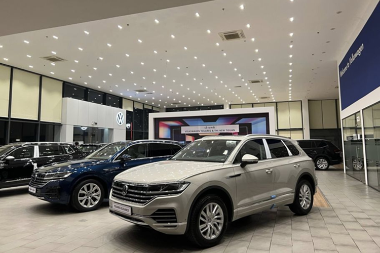 Theo đó, Volkswagen Touareg phiên bản Elegance hiện được chào bán ở mức 2,368 tỷ đồng, trong khi bản Luxury có giá 2,768 tỷ đồng – thấp hơn 331 triệu đồng so với giá niêm yết chính thức. Nếu so với thời điểm ra mắt thị trường Việt Nam cuối năm 2022, tổng mức ưu đãi của Touareg lên đến 631 triệu đồng.