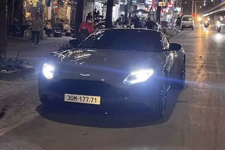 Ở thiết kế, Aston Martin DB11 có nắp ca-pô hình "vỏ sò" được làm từ một tấm nhôm duy nhất, giữa 2 phiên bản V8 và V12, hãng xe sang Anh quốc tạo sự khác biệt bằng số lượng khe hút gió trên các xe Aston Martin DB11 đang lăn bánh tại Việt Nam là 2 so với con số 4 của bản DB11 V12.