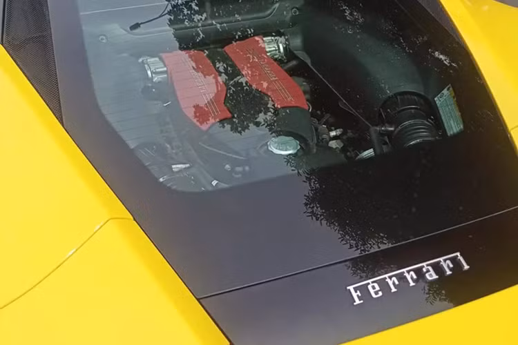 Xe mang màu vàng và đã ở với chủ nhân được vài năm. Được biết, chiếc siêu xe Ferrari 488 GTB này cũng được chủ nhân đầu tư 40 triệu đồng cho biển số đấu giá rất đẹp, đó là 60K-51999, đây là biển tam hoa 9, mang hàm ý trường thọ.