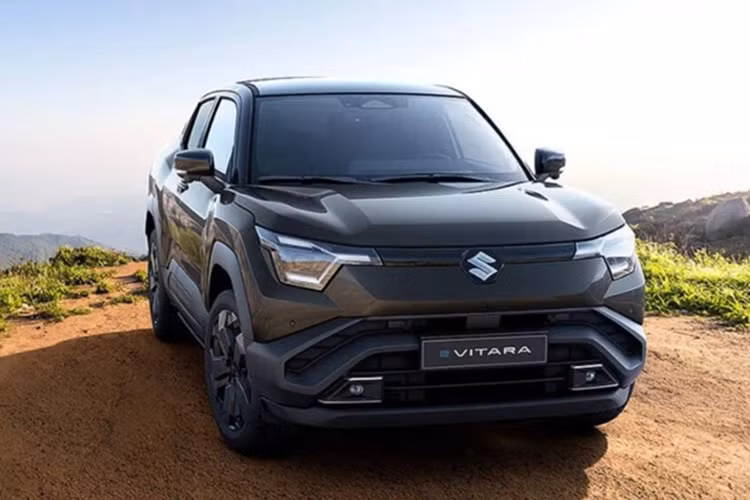 Thiết kế ngoại thất của eVitara bám sát bản concept với ngôn ngữ hiện đại, đậm chất tương lai nhưng vẫn giữ nét khỏe khoắn đặc trưng của một mẫu SUV đô thị. Xe có chiều dài tổng thể 4.275 mm, chiều dài cơ sở 2.700 mm, tương đương các đối thủ phân khúc B như Toyota Corolla Cross hay Hyundai Creta.