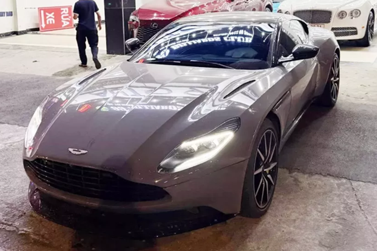 Aston Martin DB11 V8 là 1 mẫu xe thể thao hạng sang, với 4 chỗ ngồi và thiết kế lạ mắt, nó ngay lập tức được các đại gia Việt mua về trải nghiệm với tổng cộng gần 10 xe có mặt tại thị trường Việt Nam, tất cả đều qua diện phân phối chính hãng.