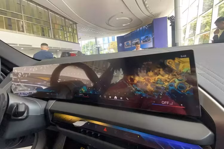 Ngoài ra, phiên bản BMW X3 20 xDrive M Sport thế hệ mới được trang bị hệ thống âm thanh vòm cao cấp Harman Kardon, mang đến trải nghiệm giải trí chất lượng cao. Tại Việt Nam, BMW X3 thế hệ mới gồm hai phiên bản: BMW X3 20 xDrive và BMW X3 20 xDrive M Sport. Cả hai đều được trang bị động cơ xăng hiệu suất cao 4 xy-lanh, dung tích 2.0 lít.