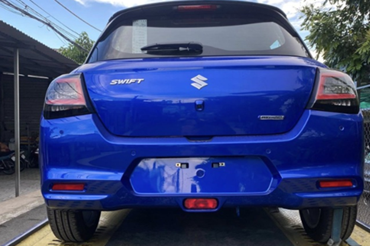 Tuy nhiên, kể từ tháng 3/2025, nhiều đại lý đã bắt đầu nhận đặt cọc cho Swift 2025, mở đường cho sự trở lại của dòng xe hatchback từng được xem là biểu tượng cá tính của Suzuki. Trước đó, hình ảnh thực tế một chiếc Swift 2025 màu xanh xuất hiện tại TP.HCM đã được người dân ghi lại.