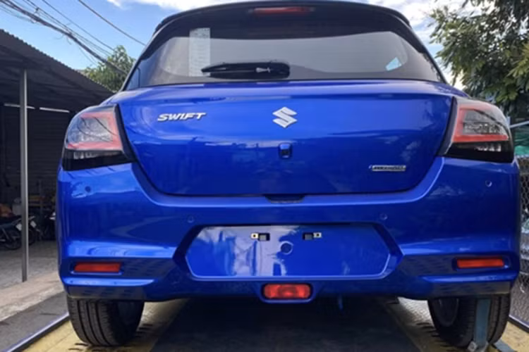 Tuy nhiên, kể từ tháng 3/2025, nhiều đại lý đã bắt đầu nhận đặt cọc cho Swift 2025, mở đường cho sự trở lại của dòng xe hatchback từng được xem là biểu tượng cá tính của Suzuki. Trước đó, hình ảnh thực tế một chiếc Swift 2025 màu xanh xuất hiện tại TP.HCM đã được người dân ghi lại.