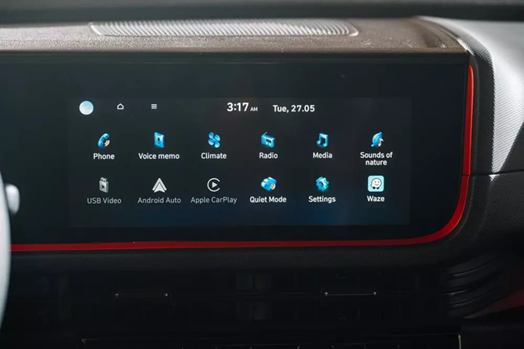 Tại thị trường Philippines, Hyundai Creta 2025 bản tiêu chuẩn có những trang bị như đèn pha Halogen, mâm hợp kim 17 inch, giá nóc, màn hình thông tin giải trí dạng cảm ứng 8 inch, hỗ trợ Apple CarPlay/Android Auto và cùng ghế nỉ.