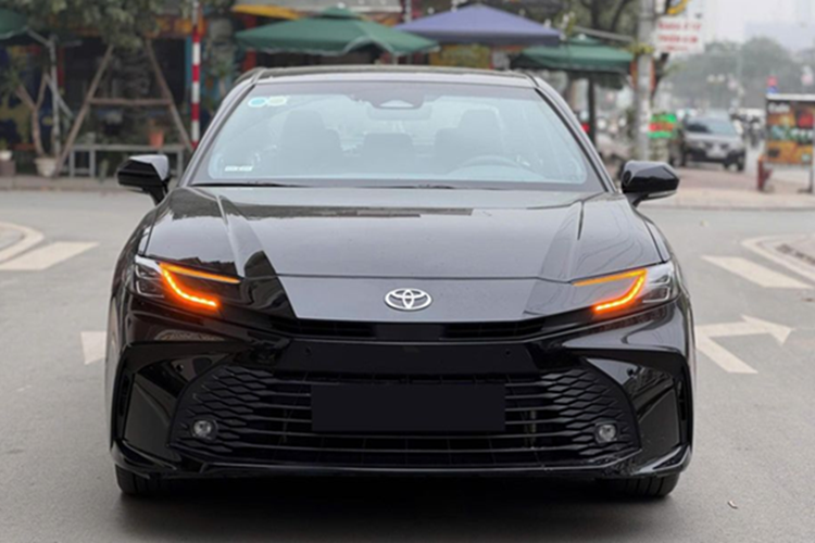 Trong 4 tháng đầu năm nay, hãng Toyota đã bán được 701 chiếc Camry cho người Việt trong khi cả 3 đối thủ còn lại đều sở hữu doanh số dưới 100 xe. Ra mắt Việt Nam vào cuối năm 2024, Toyota Camry có 3 phiên bản, bao gồm 2.0 Q, 2.5 HEV Mid và 2.5 HEV Top, với giá niêm yết từ 1,22 - 1,53 tỷ đồng.