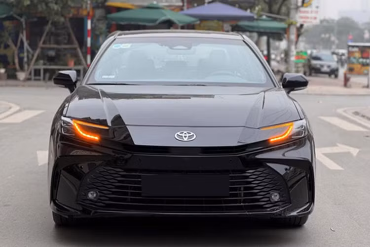 Trong 4 tháng đầu năm nay, hãng Toyota đã bán được 701 chiếc Camry cho người Việt trong khi cả 3 đối thủ còn lại đều sở hữu doanh số dưới 100 xe. Ra mắt Việt Nam vào cuối năm 2024, Toyota Camry có 3 phiên bản, bao gồm 2.0 Q, 2.5 HEV Mid và 2.5 HEV Top, với giá niêm yết từ 1,22 - 1,53 tỷ đồng.