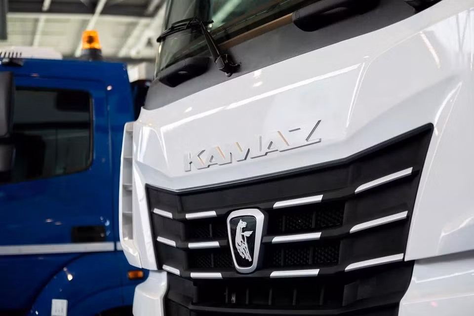 Ra mắt vào năm 1969, thương hiệu xe tải hạng nặng KAMAZ đến từ Nga cũng sử dụng hình ảnh con ngựa, đại diện cho sức mạnh và khả năng vận hành mọi địa hình.