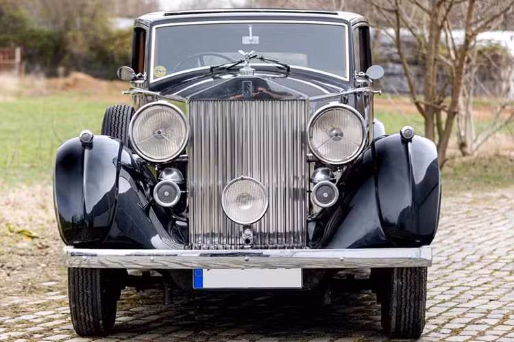 Rolls-Royce cuối cùng trước Thế chiến II và thế hệ thứ ba của Phantom - Phantom III ra mắt năm 1936. Phantom III sử dụng động cơ V12 dung tích 7.3L, là mẫu xe Rolls-Royce duy nhất dùng V12 trong nhiều thập kỷ cho đến khi Silver Seraph ra mắt năm 1998.