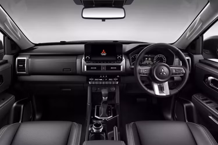 Nội thất của Mitsubishi Triton Double Cab Plus Ultra ở thị trường Thái Lan được bổ sung đầy đủ các tiện ích hiện đại như hệ thống lọc không khí nanoeX tích hợp trong hệ thống điều hòa tự động hai vùng độc lập trái – phải, có khả năng tạo không khí sạch, diệt khuẩn, mang đến sự thoải mái và giảm mệt mỏi khi di chuyển.