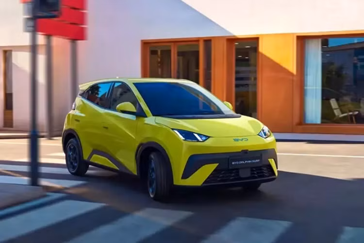 BYD cho biết mẫu xe điện nhỏ gọn này “được thiết kế cho thành phố lớn” với kiểu dáng thể thao mới và công nghệ hiện đại. BYD Dolphin Surf có 3 phiên bản khác nhau tại châu Âu, bao gồm Active, Boost và Comfort. Bên trong Dolphin Surf là không gian nội thất quen thuộc với thiết kế tương tự các mẫu xe BYD khác.