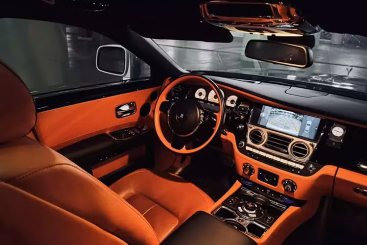 Không chọn các bộ áo màu mè, chiếc xe Rolls-Royce Ghost này được khoác lên mình 2 màu sơn đối lập là đen và trắng, và không ít người đã trêu rằng đây là Rolls-Royce Ghost "Panda". Chưa hết, đèn pha LED của xe cũng được nâng cấp lên từ bản Series II.