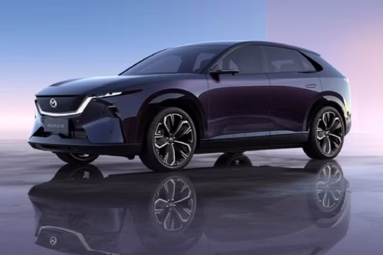 Mazda EZ-60 2025 mới được phát triển dựa trên nền tảng EPA của Changan, nền tảng cũng được sử dụng cho mẫu Deepal S07. Xe hiện có hai phiên bản sử dụng động cơ điện.