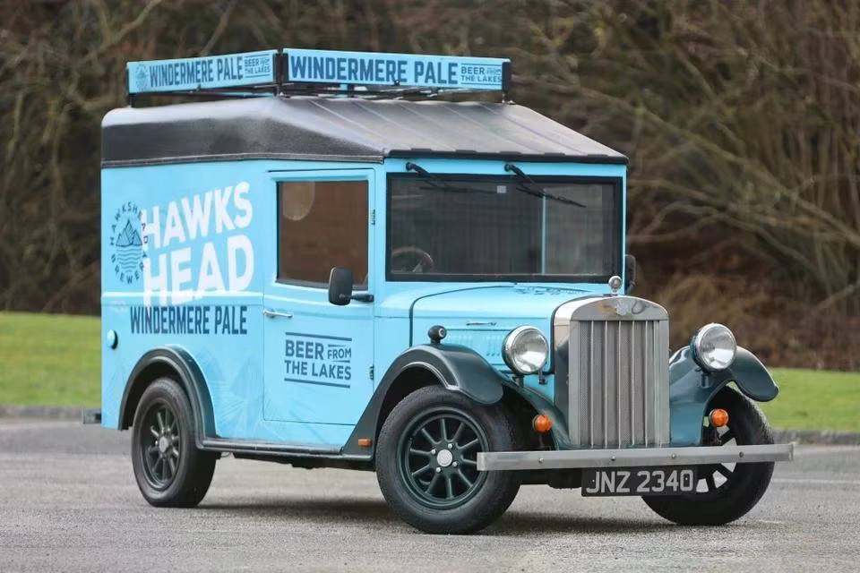 Thành lập vào năm 1981, Asquith Motors là một hãng xe đến từ Anh chuyên nâng cấp các mẫu xe "replica" mang phong cách retro, dựa trên nền tảng Ford Transit.