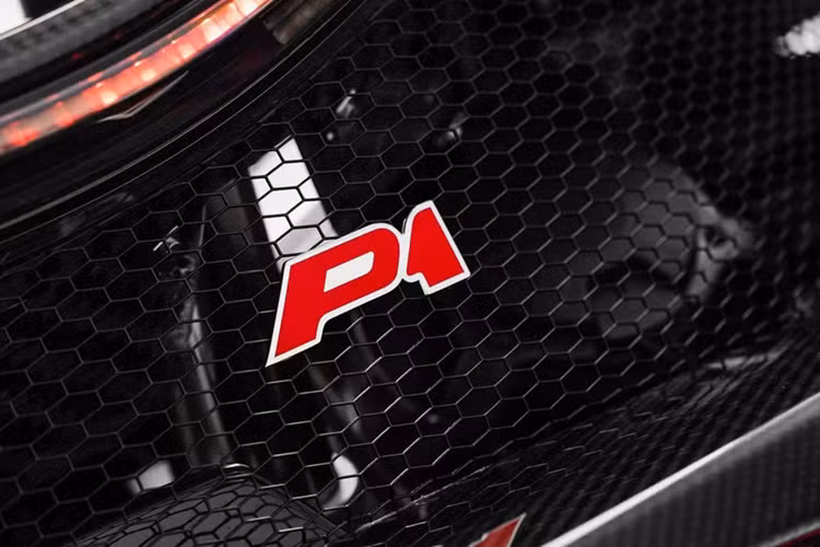 Logo P1 Carbon Series xuất hiện hai bên hông xe và bên dưới cánh gió sau. Các nâng cấp khác của MSO cho chiếc P1 Carbon Series với bánh xe đen bóng và tấm chắn nhiệt bằng vàng 24 karat tương tự như trên F1. Nội thất bọc Alcantara đen carbon với đường chỉ khâu tương phản màu xanh dương.
