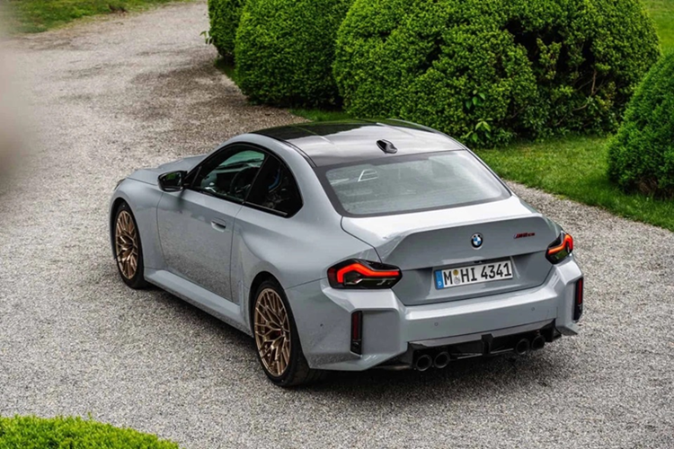 Tuỳ vào thị trường mà sức mạnh của chút thay đổi, đối với Bắc Mỹ M2 CS sẽ có các thông số kể trên, trong khi đó tại châu Âu có sự thay đổi thông số kỹ thuật. Theo một số thông tin, BMW M2 CS thế hệ mới có số lượng giới hạn 2.000 xe và mức giá từ 99,755 USD quy đổi 2,56 tỷ đồng.