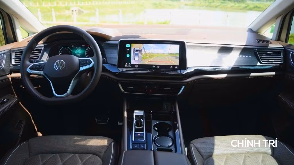 Không gian nội thất của Viloran là điểm ghi dấu ấn mạnh nhất. Ngay khi bước vào cabin, người dùng sẽ cảm nhận rõ phong cách thiết kế đặc trưng của Volkswagen: đơn giản, tinh tế, không màu mè nhưng tạo cảm giác rất "thật" trong từng chất liệu.