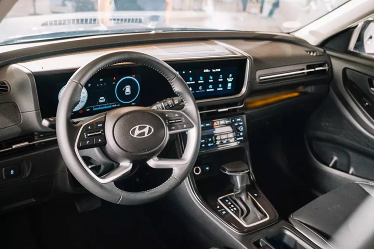 Riêng phiên bản N Line có thêm các màu xám Shadow Gray, đỏ Dragon Red Pearl và trắng Creamy White Pearl đi kèm nóc đen Midnight Black Pearl. Khác với thiết kế, kích thước của Hyundai Creta 2025 giữ nguyên như cũ.