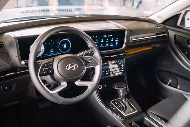 Riêng phiên bản N Line có thêm các màu xám Shadow Gray, đỏ Dragon Red Pearl và trắng Creamy White Pearl đi kèm nóc đen Midnight Black Pearl. Khác với thiết kế, kích thước của Hyundai Creta 2025 giữ nguyên như cũ.