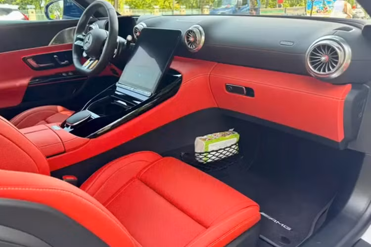 Cụm đèn pha LED mới có hình tam giác, phần hốc gió trước được nối liền, tiếp đến là hốc gió bên tích hợp thêm 2 thanh chia gió nhỏ. Dòng xe thể thao Mercedes-AMG SL43 còn sẽ được trang bị la-zăng mới, đa chấu kép, thể thao, như xe trong bài, chi tiết này màu bạc cùng kẹp phanh màu vàng.