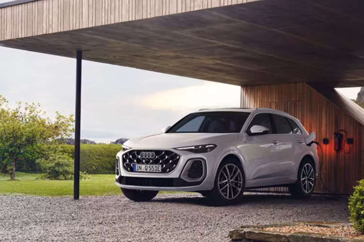 Theo kế hoạch, các biến thể plug-in hybrid của Audi Q5 sẽ được sản xuất tại nhà máy San José Chiapa (Mexico), nơi Audi đã đầu tư mạnh để phục vụ riêng cho dòng Q5. Xe sẽ chính thức được nhận đặt hàng tại thị trường châu Âu từ cuối tháng 6/2025.