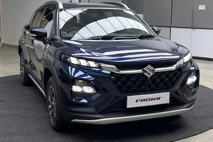 àn hình hiển thị thông tin kính lái HUD, màn hình cảm ứng trung tâm kích thước 9 inch, đầu phát FM/AM, kết nối Bluetooth, hệ thống âm thanh với 6 loa, cổng sạc USB Type A hàng ghế trước, USB Type A/Type C hàng ghế sau, điều hòa tự động đi kèm màn hình hiển thị kỹ thuật số, cửa gió dành cho hàng ghế sau, phanh tay cơ, sạc điện thoại không dây và khởi động nút bấm.