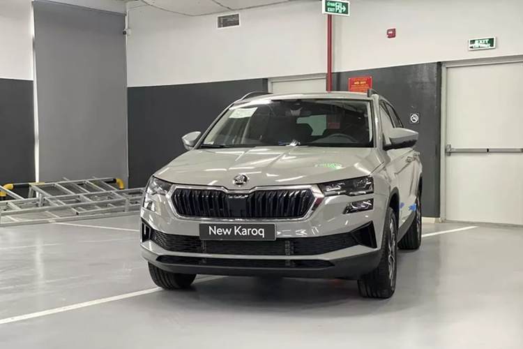 Chưa hết, Skoda Karoq Sportline còn được trang bị bộ vành hợp kim với đường kính 19 inch và thiết kế đa chấu khỏe khoắn hơn. Trong khi đó, bản Premium chỉ dùng vành 18 inch. Ốp sườn sơn cùng màu thân xe, cánh gió đuôi kéo dài hơn và kính cách âm tối màu cũng là đặc điểm nhận dạng của phiên bản Sportline.
