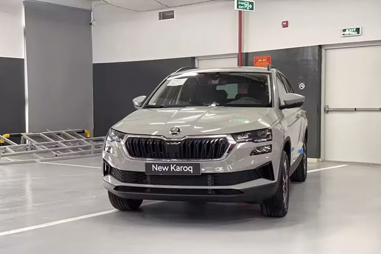 Chưa hết, Skoda Karoq Sportline còn được trang bị bộ vành hợp kim với đường kính 19 inch và thiết kế đa chấu khỏe khoắn hơn. Trong khi đó, bản Premium chỉ dùng vành 18 inch. Ốp sườn sơn cùng màu thân xe, cánh gió đuôi kéo dài hơn và kính cách âm tối màu cũng là đặc điểm nhận dạng của phiên bản Sportline.