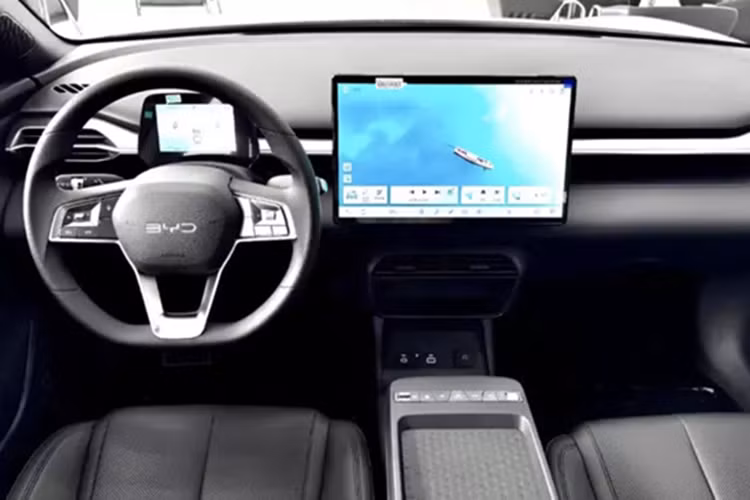 Bên cạnh đó là nóc vuốt mượt mà về phía sau và cánh gió nhỏ tích hợp vào cửa cốp, cho ngoại hình mang dáng dấp thể thao. Đây cũng là lần đầu tiên nội thất của BYD e7 được hé lộ. Chạy theo xu hướng thịnh hành hiện nay, mẫu sedan này cũng có cần số gắn trên cột vô lăng.