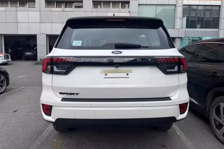 Đáng tiếc là trang bị an toàn của Ford Everest Sport phiên bản đặc biệt khá cơ bản, chỉ bao gồm 7 túi khí, cảm biến trước/sau hỗ trợ đỗ xe, camera lùi, hệ thống chống bó cứng phanh ABS, phân bổ lực phanh điện tử EBD, phanh tay điện tử, hệ thống cân bằng điện tử ESP, hỗ trợ khởi hành ngang dốc,…