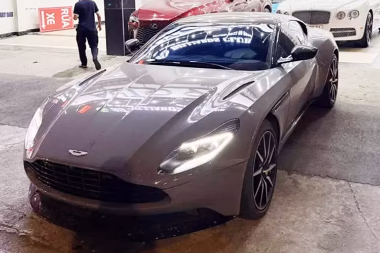 Cốp sau của Aston Martin DB11 được trang bị 1 tấm kính trong suốt có thể nhìn rõ vào bên trong khoang lái, phía trên tấm kính này là đèn phanh. 1 cánh gió ảo Virtual Spoiler trên Aston Martin DB11 cũng giúp xe có tính khí động học tốt hơn.