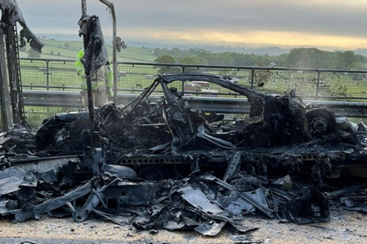 Mặc dù lực lượng cứu hỏa đã nhanh chóng có mặt và khống chế đám cháy nhưng ngọn lửa lớn khiến chiếc siêu xe chỉ còn trơ trọi lại phần khung. Đáng nói, dù lửa đã được dập tắt, xe vẫn phải tiếp tục được xử lý bằng bọt chống cháy chuyên dụng nhằm phòng ngừa nguy cơ tái cháy từ hệ thống pin hybrid.