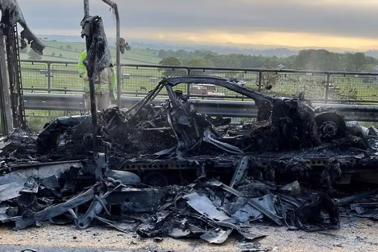 Mặc dù lực lượng cứu hỏa đã nhanh chóng có mặt và khống chế đám cháy nhưng ngọn lửa lớn khiến chiếc siêu xe chỉ còn trơ trọi lại phần khung. Đáng nói, dù lửa đã được dập tắt, xe vẫn phải tiếp tục được xử lý bằng bọt chống cháy chuyên dụng nhằm phòng ngừa nguy cơ tái cháy từ hệ thống pin hybrid.