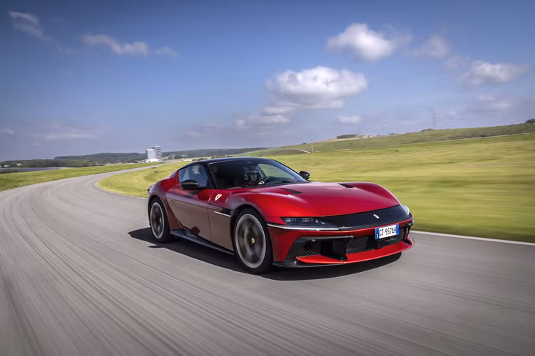 Hệ thống phanh gồm (398 mm/phía trước) và (360 mm/phía sau) và được vận hành bằng lệnh điện tử "phanh bằng dây". Xe có đánh lái 4 bánh.