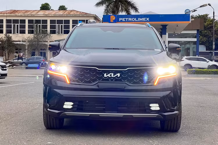 Về an toàn, Kia Sorento được trang bị đầy đủ các hệ thống hỗ trợ cơ bản gồm phanh ABS, phân phối lực phanh điện tử EBD, hỗ trợ phanh khẩn cấp BA, cân bằng điện tử ESP, hỗ trợ khởi hành ngang dốc HAC, cảm biến va chạm quanh xe, camera lùi và camera 360 độ.