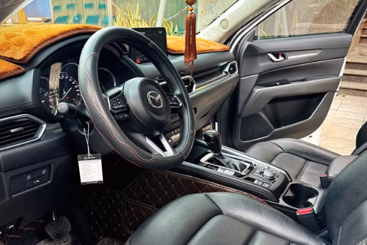 Mặc dù phiên bản 2025 không có mức ưu đãi sâu như bản đời trước, mức giá hiện tại vẫn giúp CX-5 tiệm cận với nhóm SUV/CUV hạng B như Kia Seltos (599 - 799 triệu đồng), Hyundai Creta (599 - 699 triệu đồng), Mitsubishi Xforce (599 - 705 triệu đồng) hay Toyota Yaris Cross (650 - 765 triệu đồng).