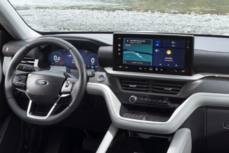 Hệ thống này kết hợp giữa kiểm soát hành trình thích ứng và hỗ trợ giữ làn đường, vốn đang được trang bị trên một số dòng xe cao cấp của Ford tại Bắc Mỹ. Về động cơ, Ranger 2026 dự kiến sẽ ngừng sử dụng động cơ diesel 2.0L Bi-Turbo, hiện đang được trang bị cho các phiên bản Wildtrak và Raptor.