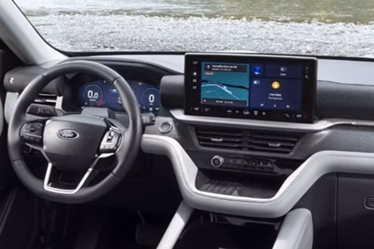 Hệ thống này kết hợp giữa kiểm soát hành trình thích ứng và hỗ trợ giữ làn đường, vốn đang được trang bị trên một số dòng xe cao cấp của Ford tại Bắc Mỹ. Về động cơ, Ranger 2026 dự kiến sẽ ngừng sử dụng động cơ diesel 2.0L Bi-Turbo, hiện đang được trang bị cho các phiên bản Wildtrak và Raptor.