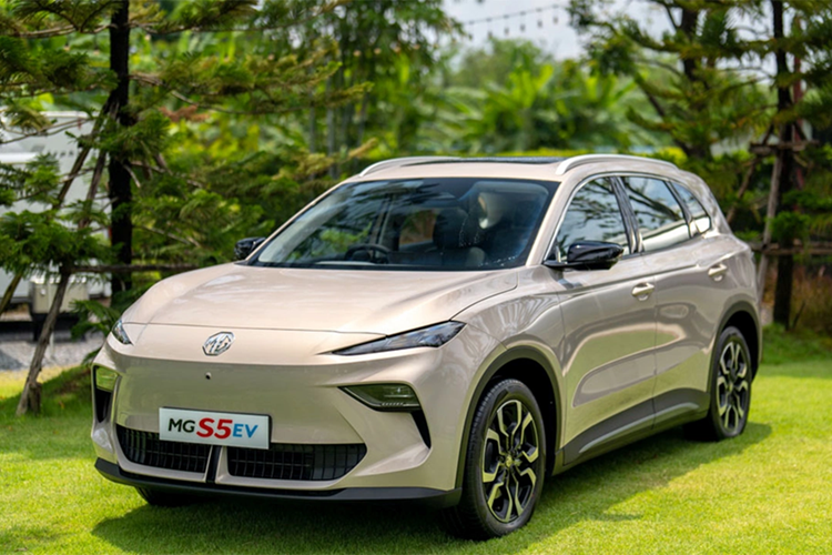 MG S5 EV 2025 ở Malaysia có 5 màu sắc ngoại thất, gồm trắng Arctic White, bạc Monument Silver, xám Camden Grey, đỏ Dynamic Red và nâu Elegant Latte. Màu Elegant Latte chỉ dành riêng cho bản Lux Long Range.